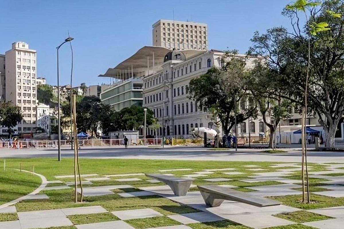 egy park padokkal egy épület előtt