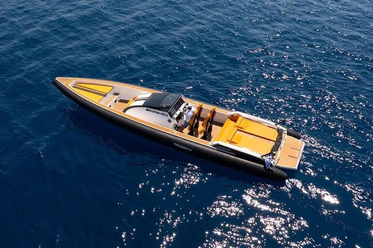 ein kleines Boot im Wasser auf dem Ozean
