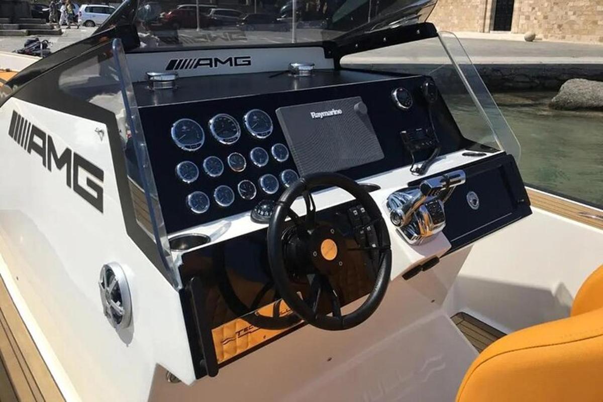 ein Schnellboot mit einem Computer an der Vorderseite