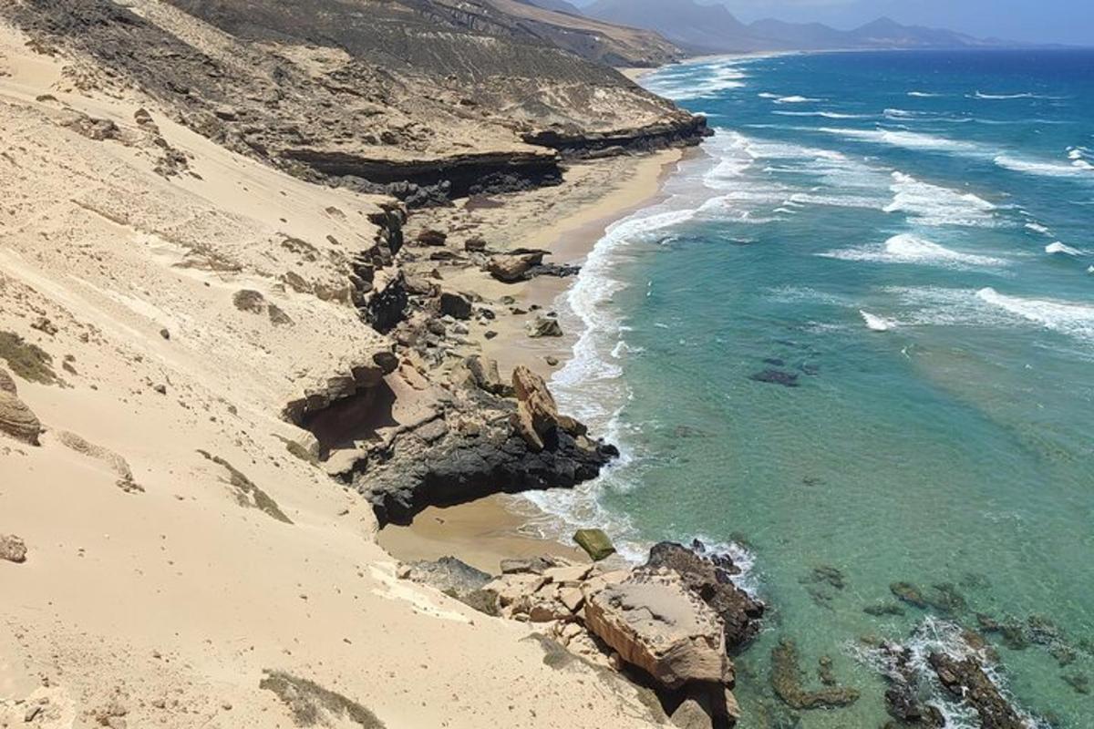 o vedere aeriană a unei plaje cu stânci și ocean