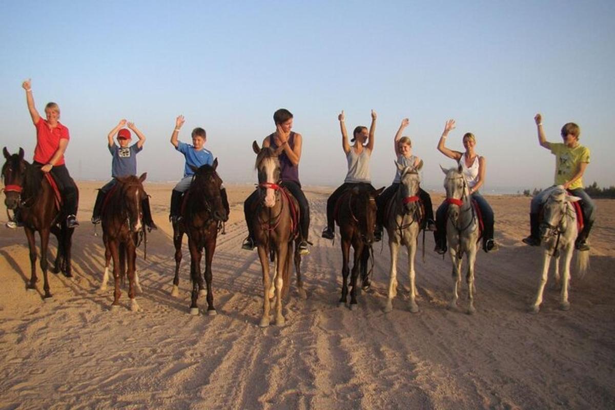 un gruppo di persone a cavallo sulla spiaggia