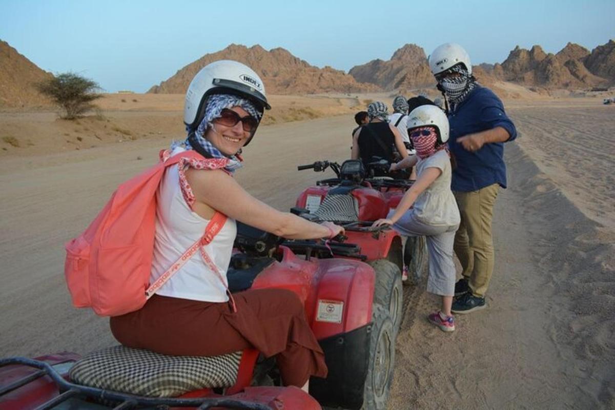 un gruppo di persone su una moto da cross nel deserto