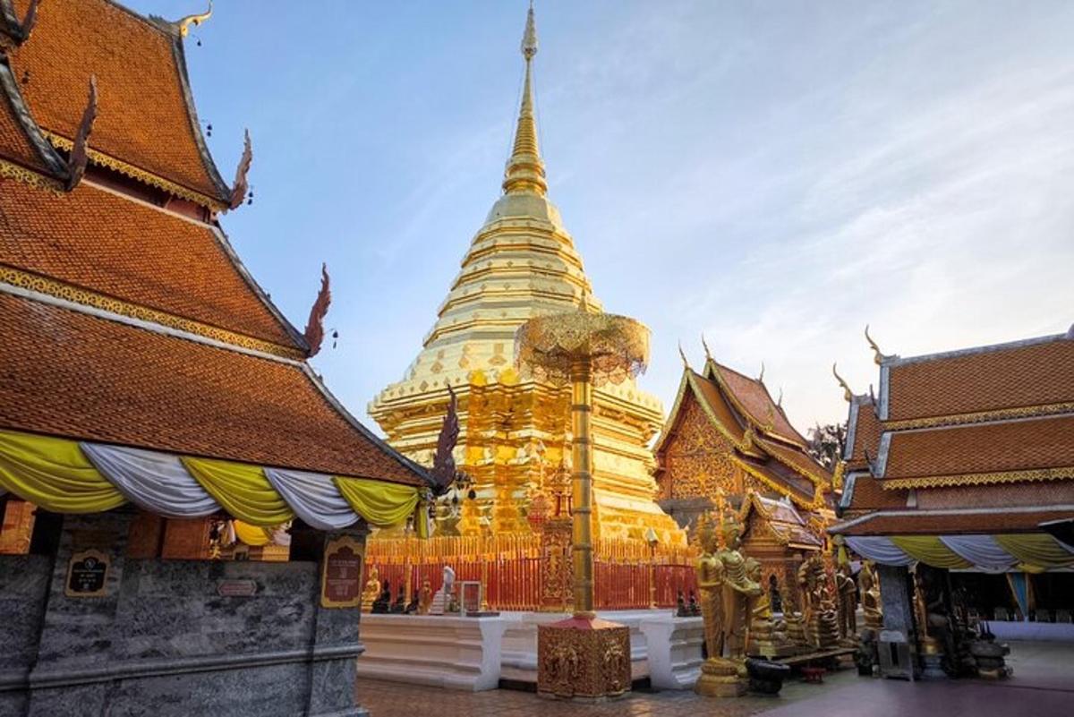 una gran pagoda amb una torre alta en un edifici