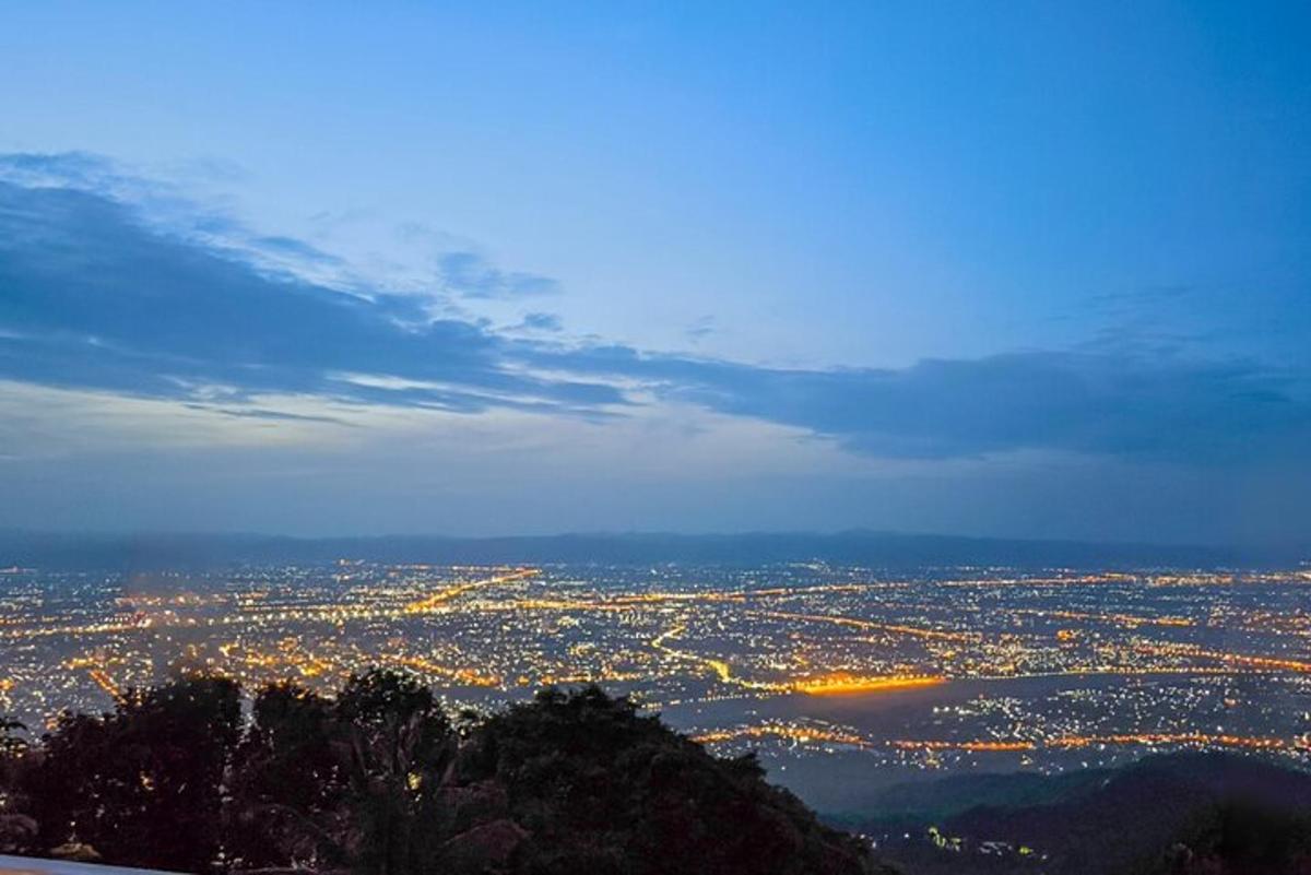 una vista di una città di notte