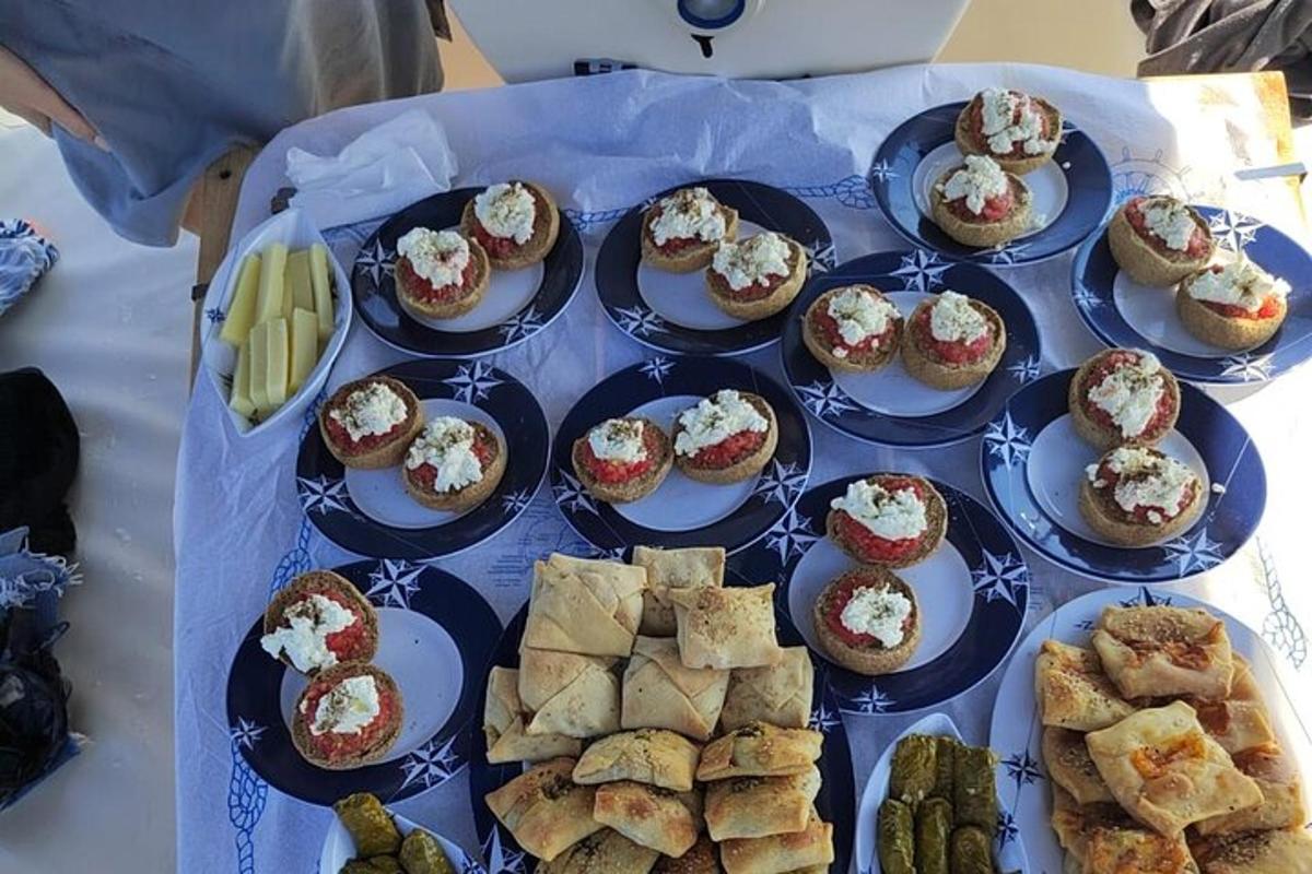 שולחן עמוס בצלחות אוכל וקינוחים
