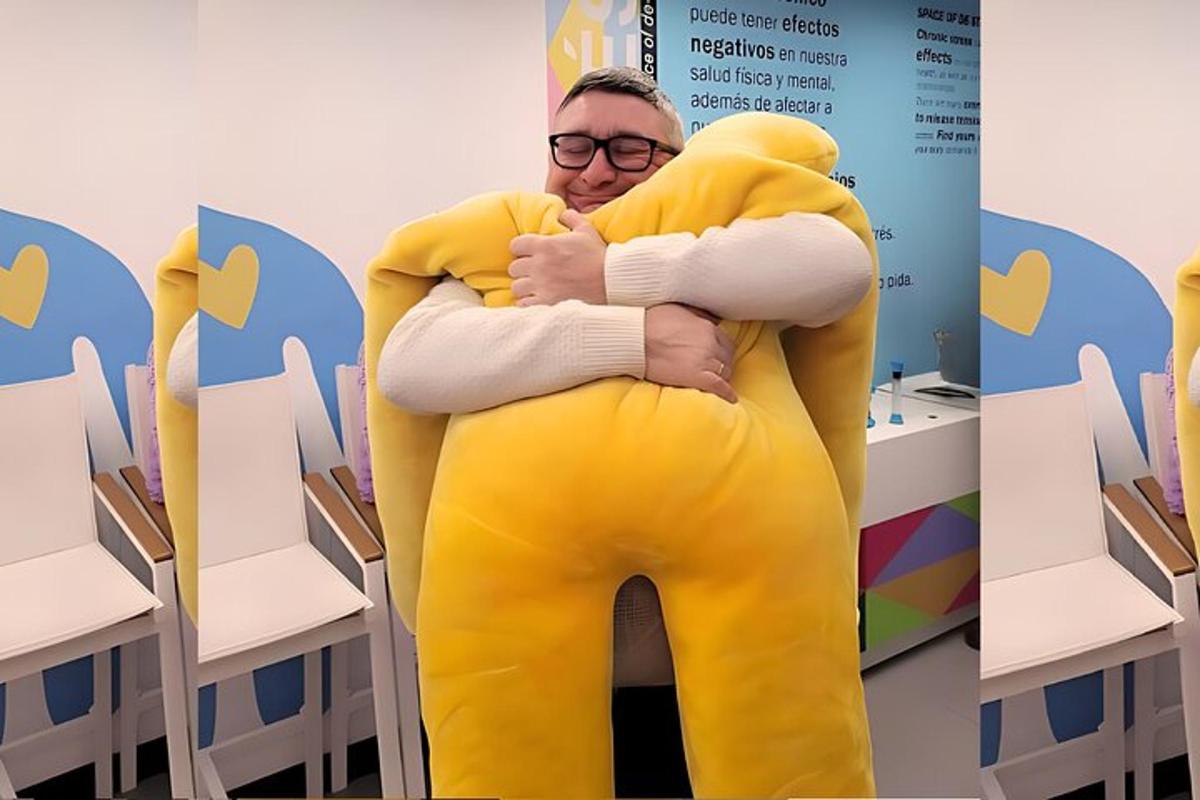 ein Mann umarmt einen riesigen gelben Sitzsack