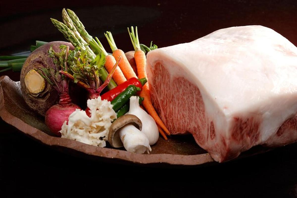 sekeping daging dengan sayur-sayuran di atas pinggan