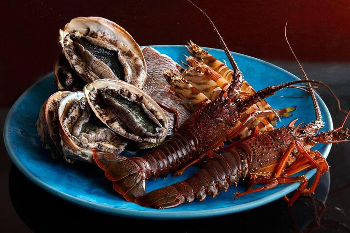pinggan biru dengan udang galah dan makanan lain