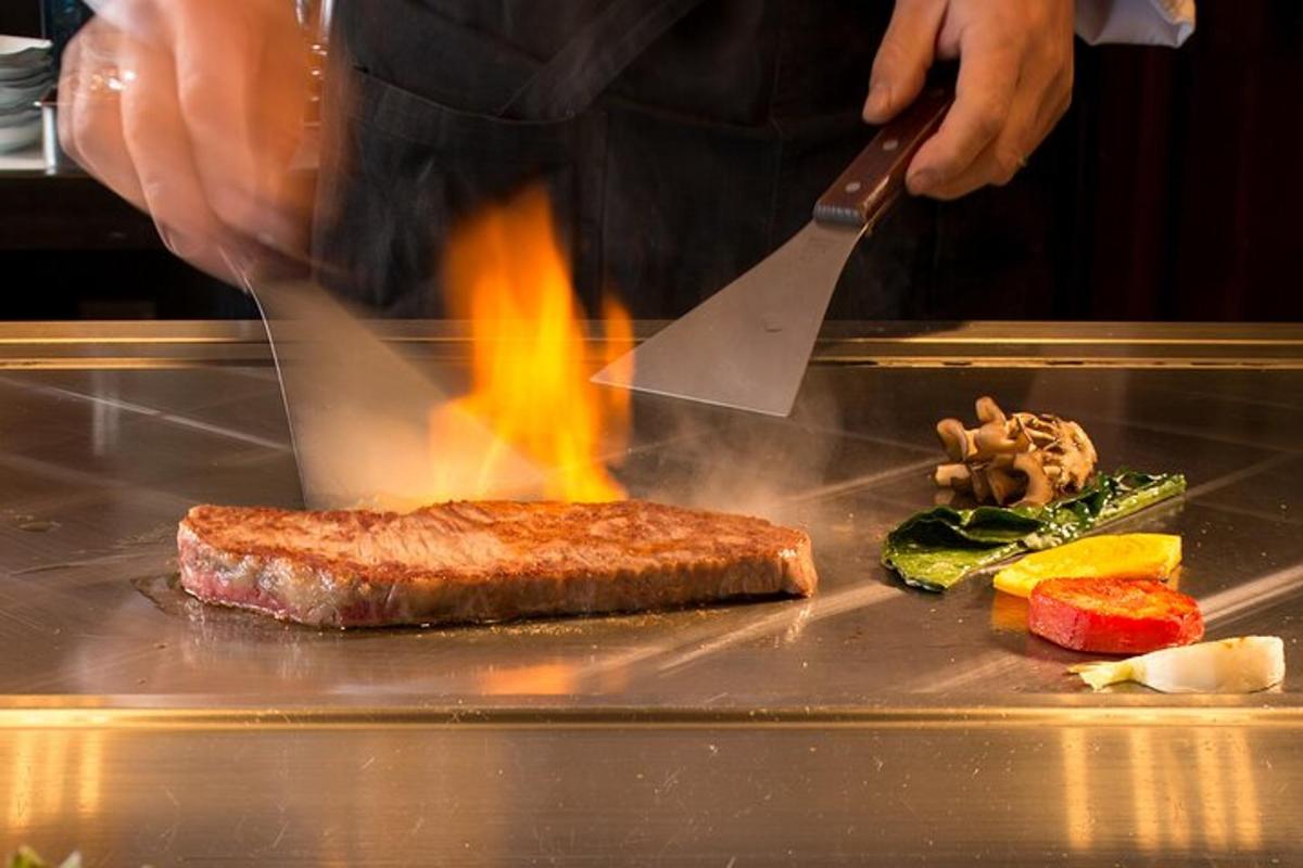 egy férfi steaket süt a grillen