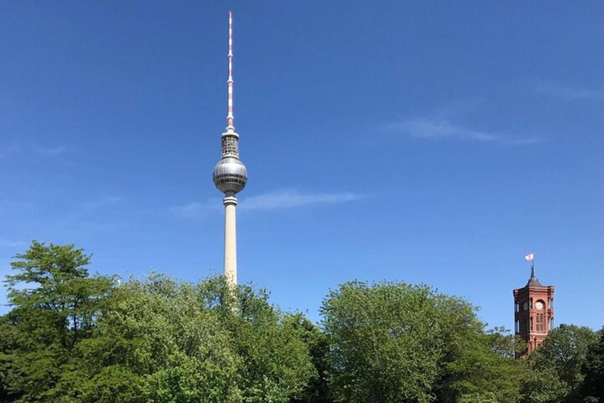 sebuah menara tinggi di tengah beberapa pohon