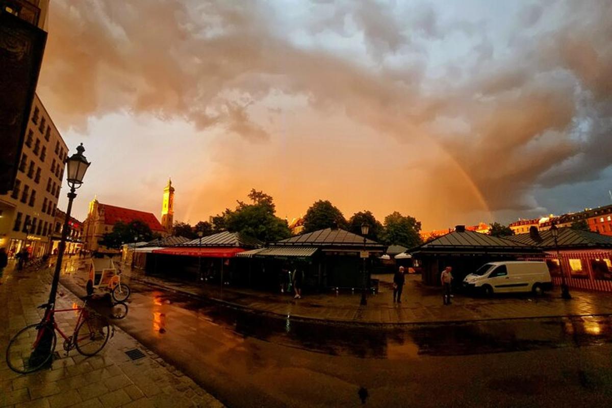 duha je na obloze nad městem