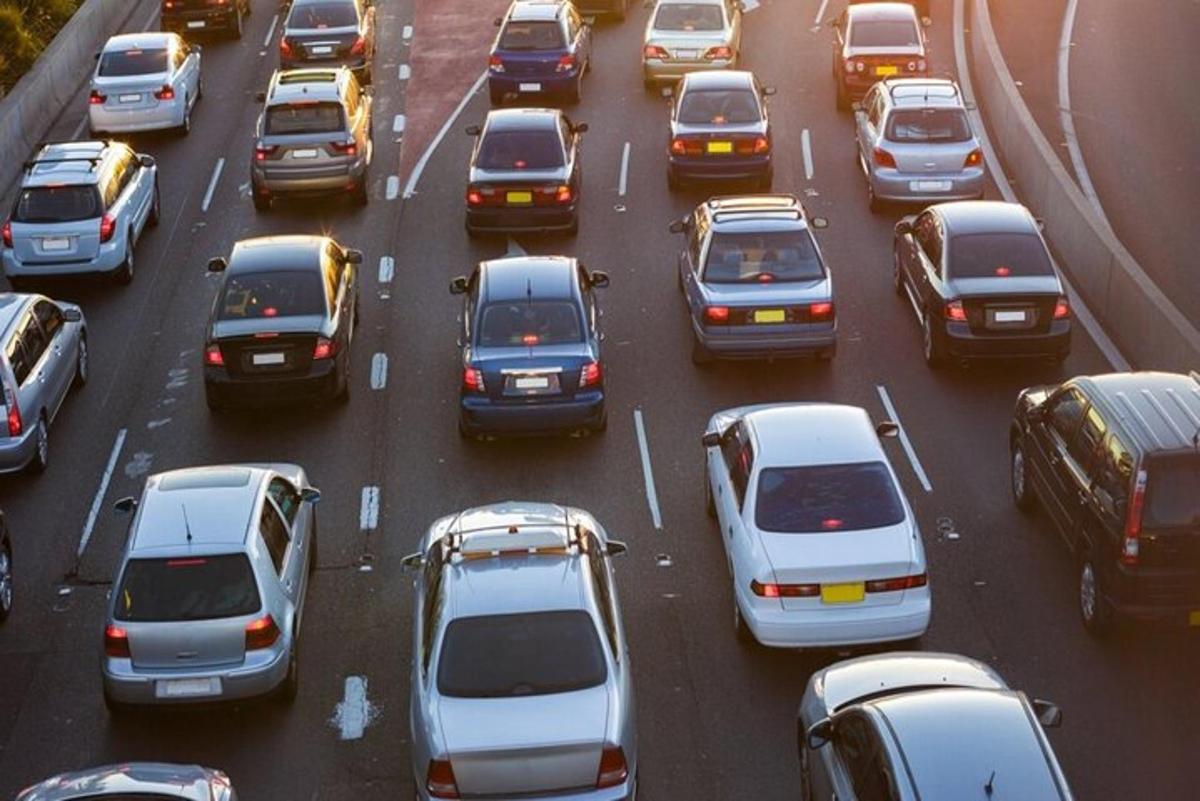una autopista plena de molts cotxes en trànsit