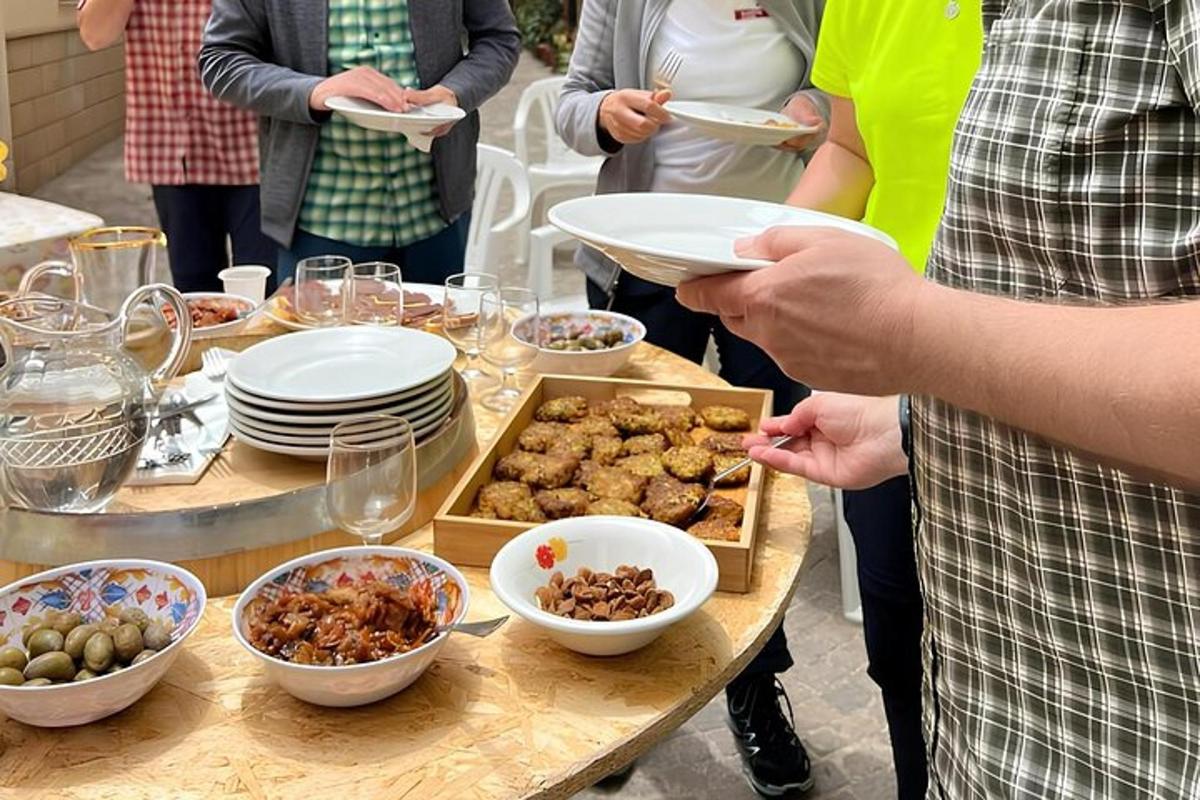 um grupo de pessoas em pé ao redor de uma mesa com comida