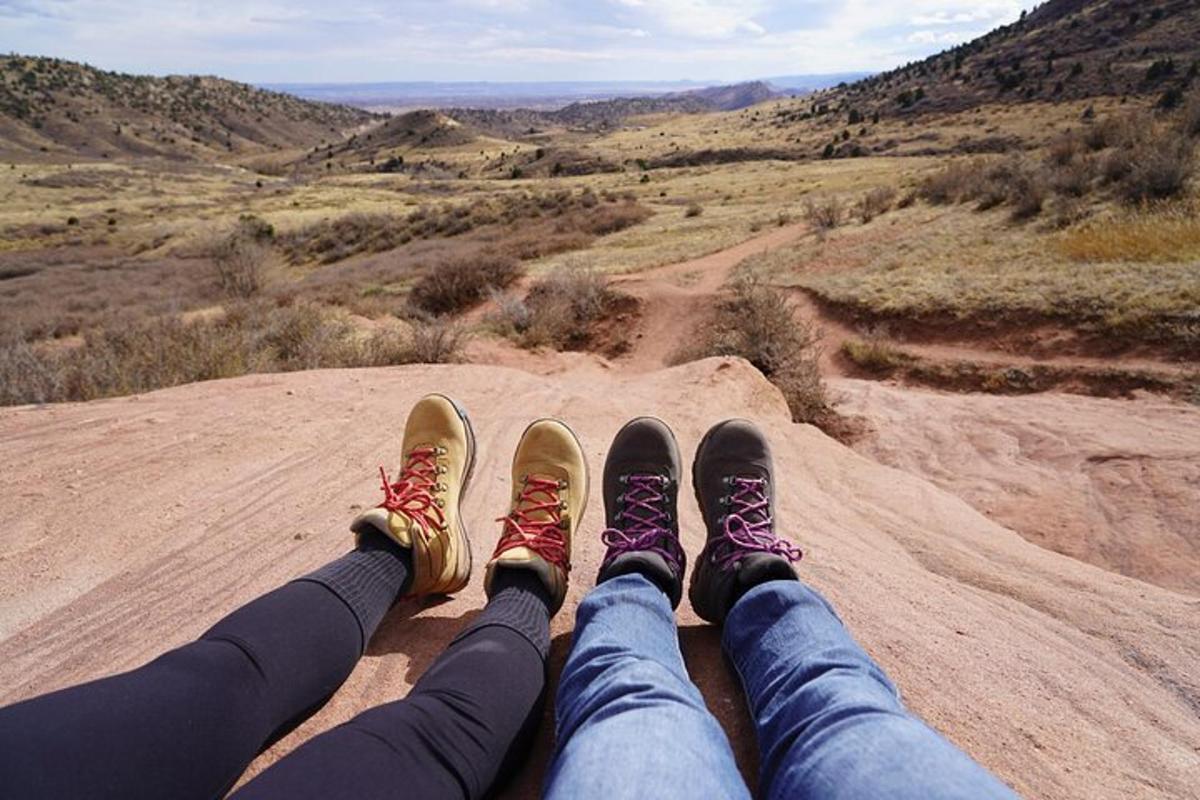 una persona sentada en una roca en el desierto