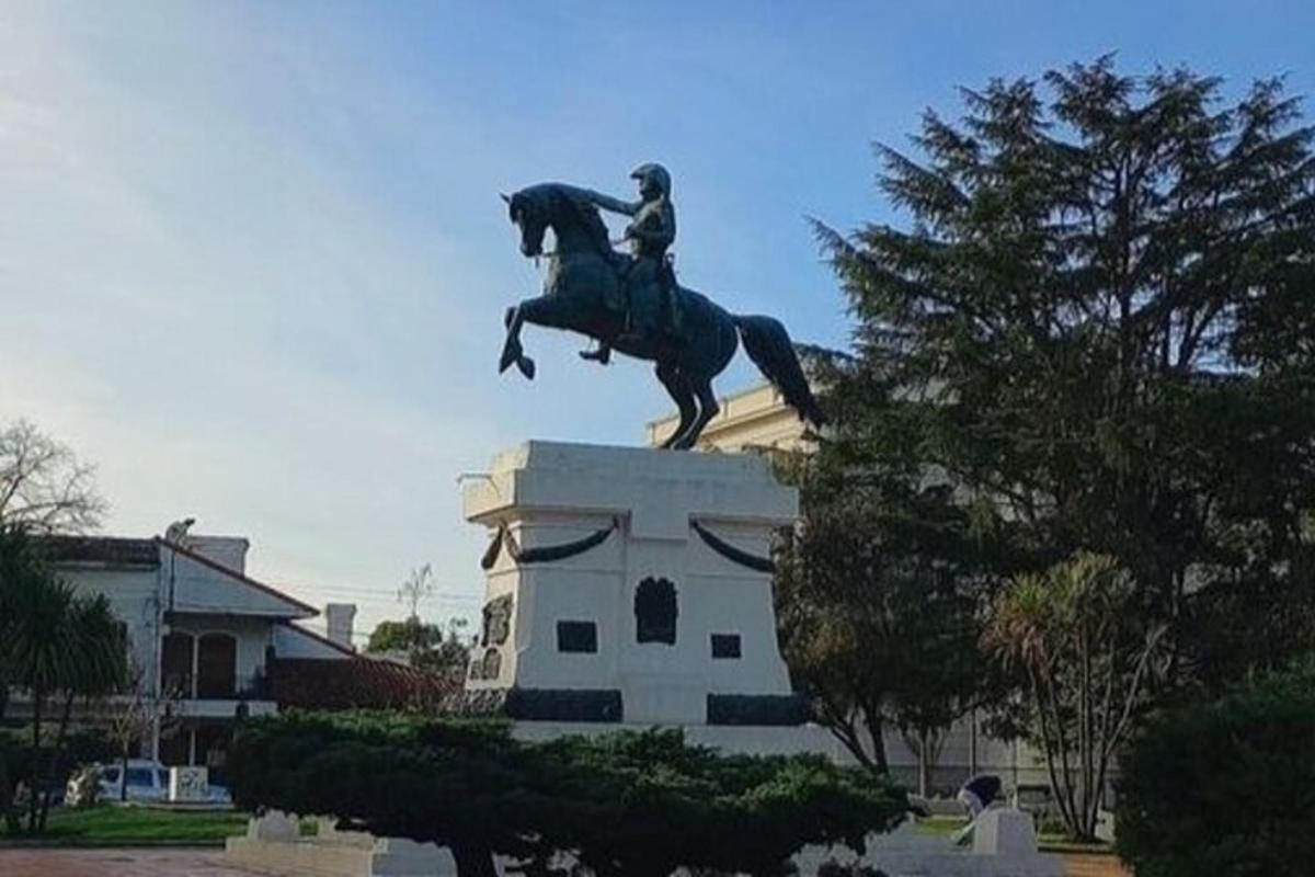 o statuie a unui bărbat călare pe un cal, pe acoperișul unei clădiri