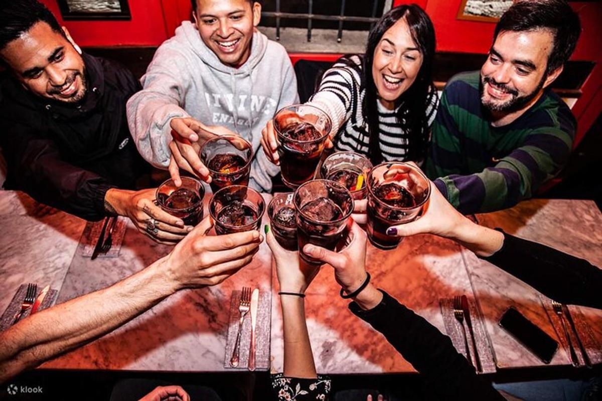 一群人举着酒杯