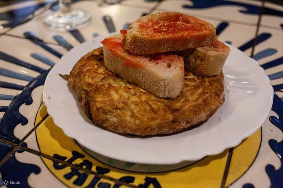 um prato branco com comida sobre uma mesa