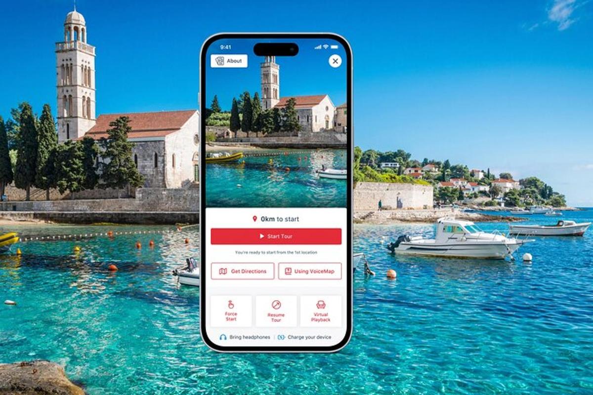 mobilní telefon fotí řeku s loděmi