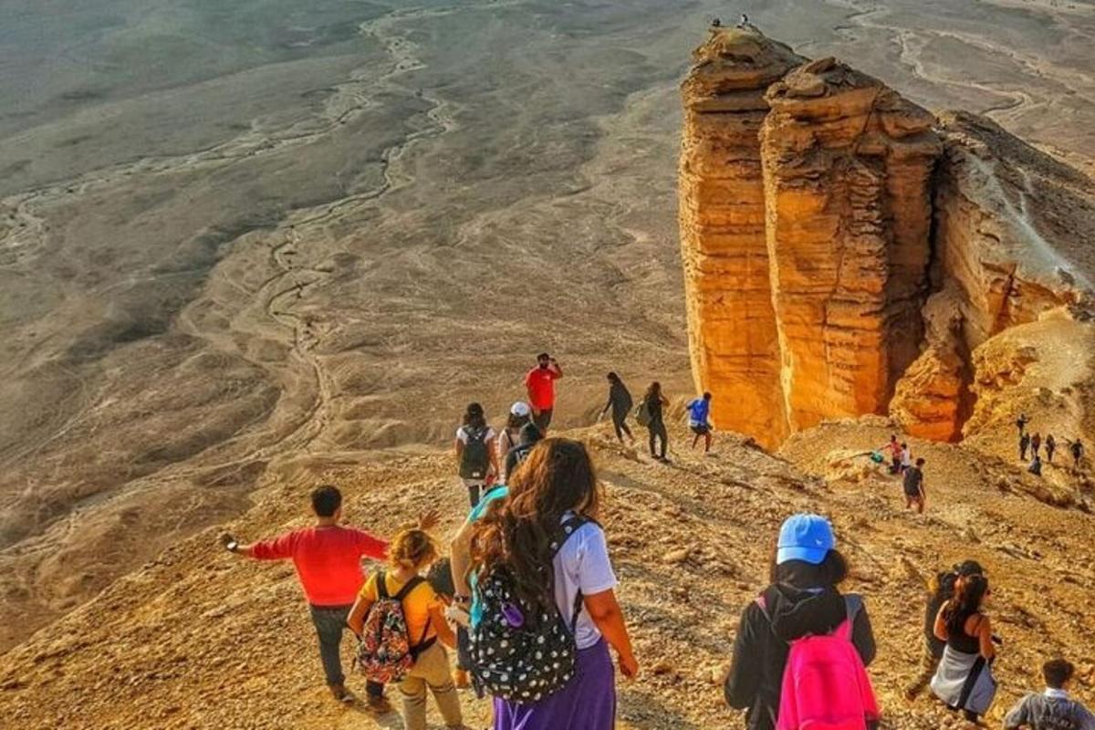 sekumpulan orang berjalan mendaki gunung