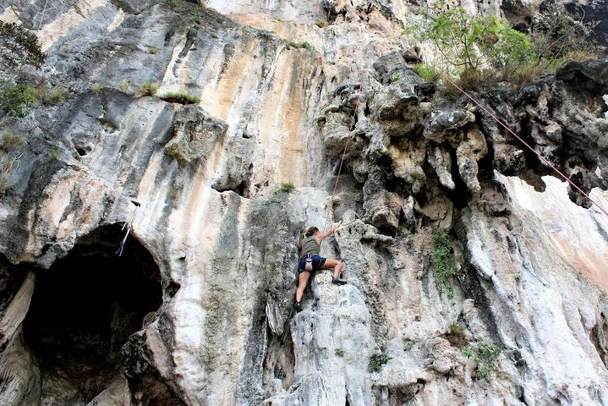 um homem em uma rocha escalando em uma caverna