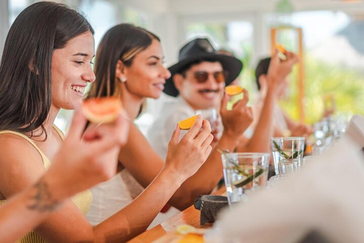 un gruppo di persone sedute a un tavolo che mangiano cibo