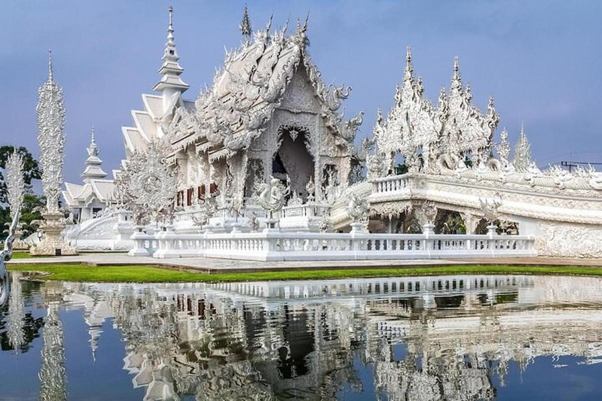 Un templo blanco con su reflejo en el agua.
