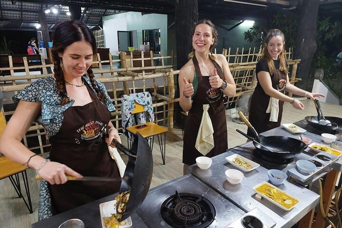 tre donne stanno preparando il cibo su una griglia