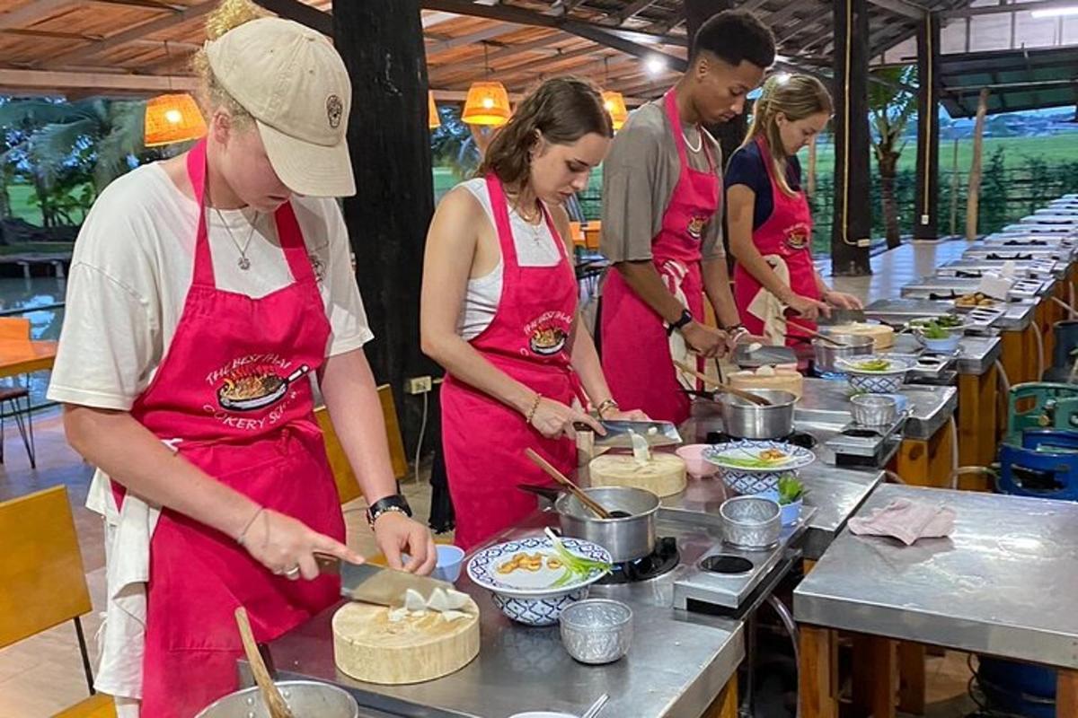 un gruppo di persone in cucina che preparano il cibo