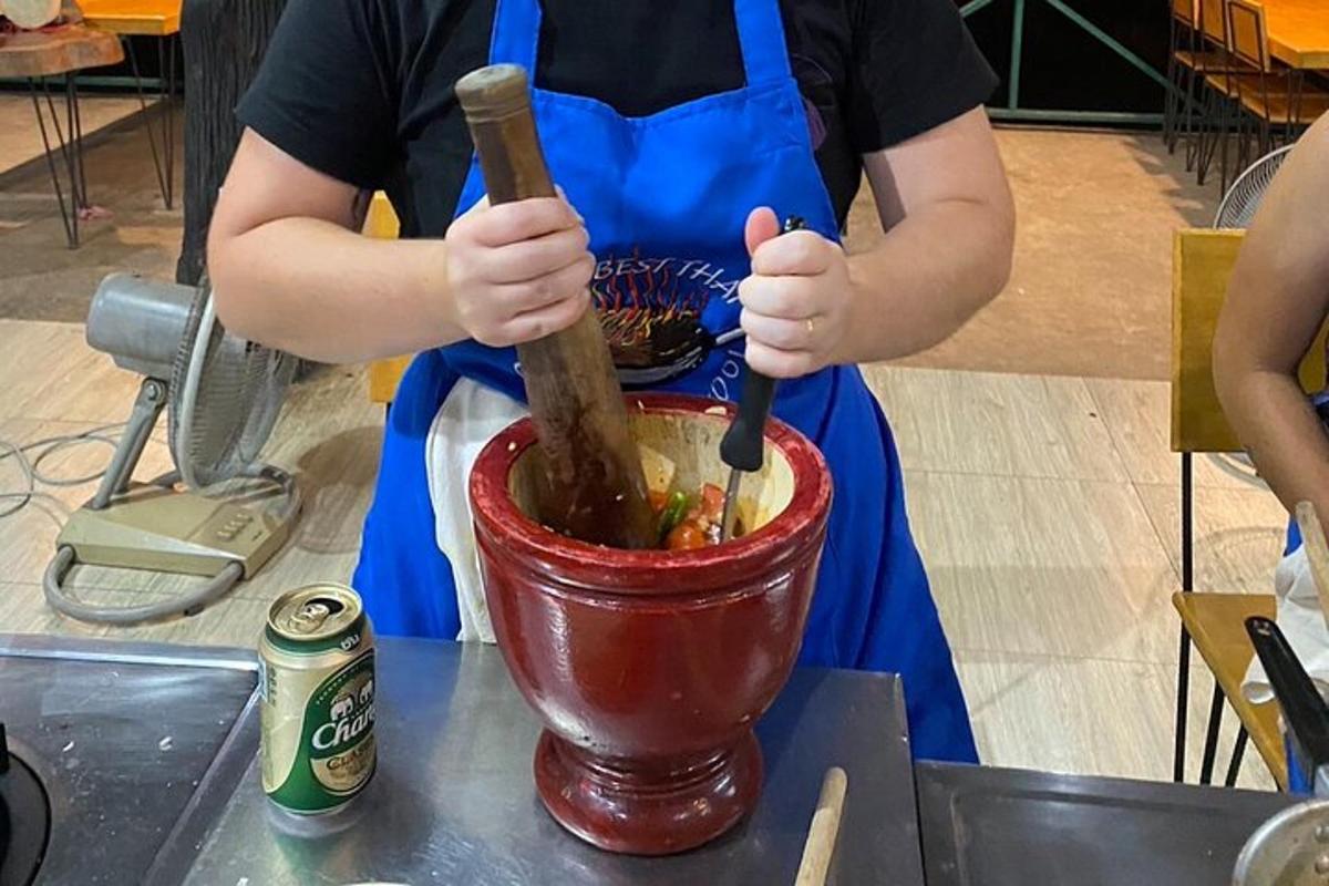 una donna sta mescolando gli ingredienti in una ciotola