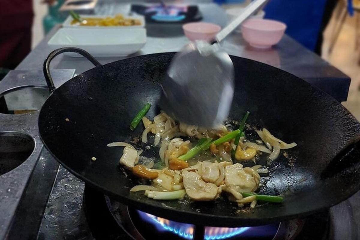 una padella con del cibo fritto su un fornello