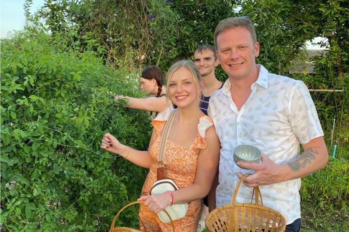 un uomo e una donna posano per una foto