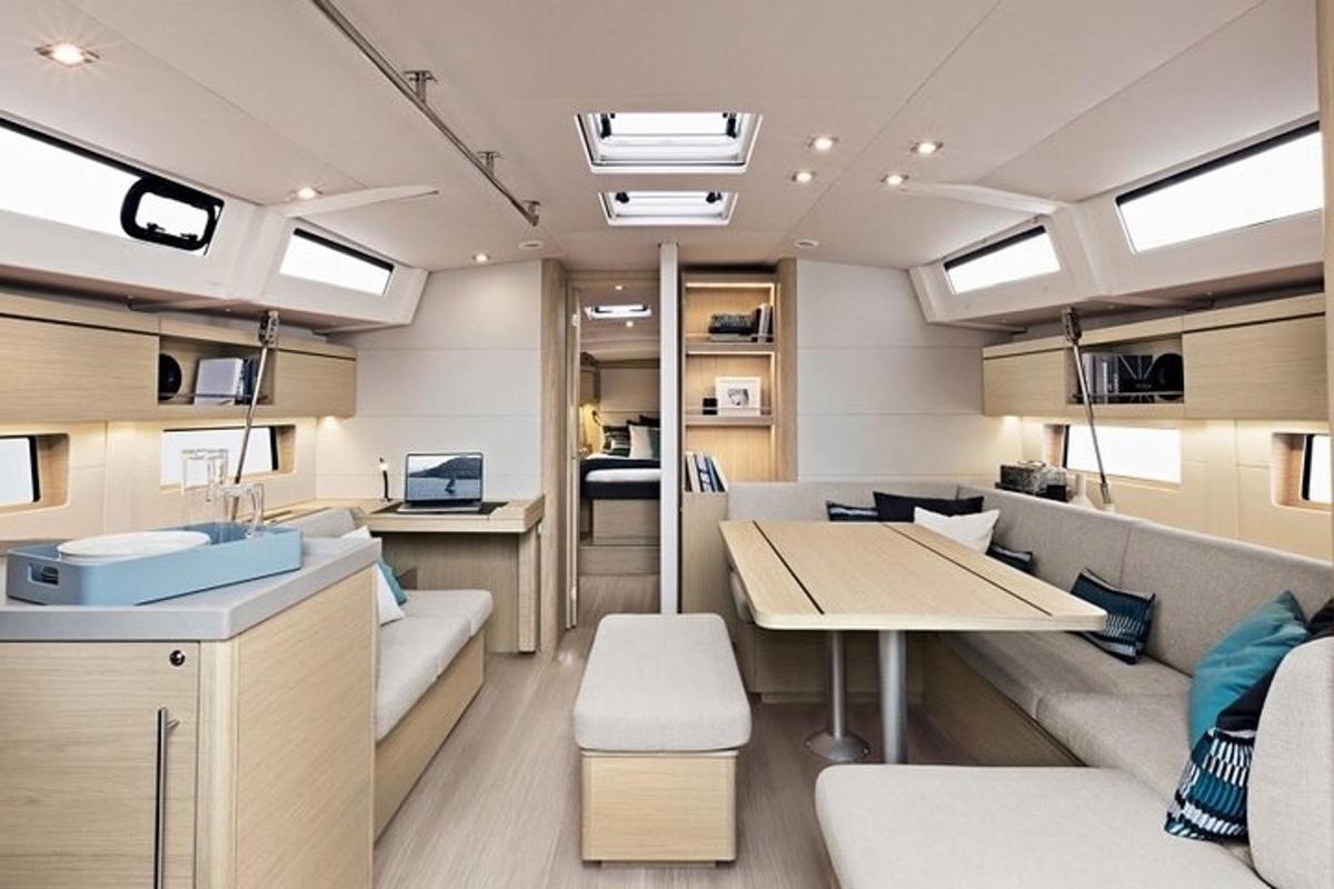 uma cozinha e sala de estar de uma caravana com uma mesa