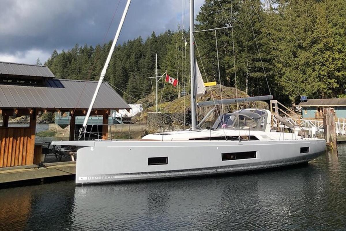 um barco branco estacionado em uma doca na água