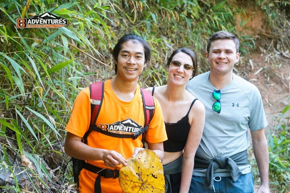 sekelompok tiga orang berpose untuk foto
