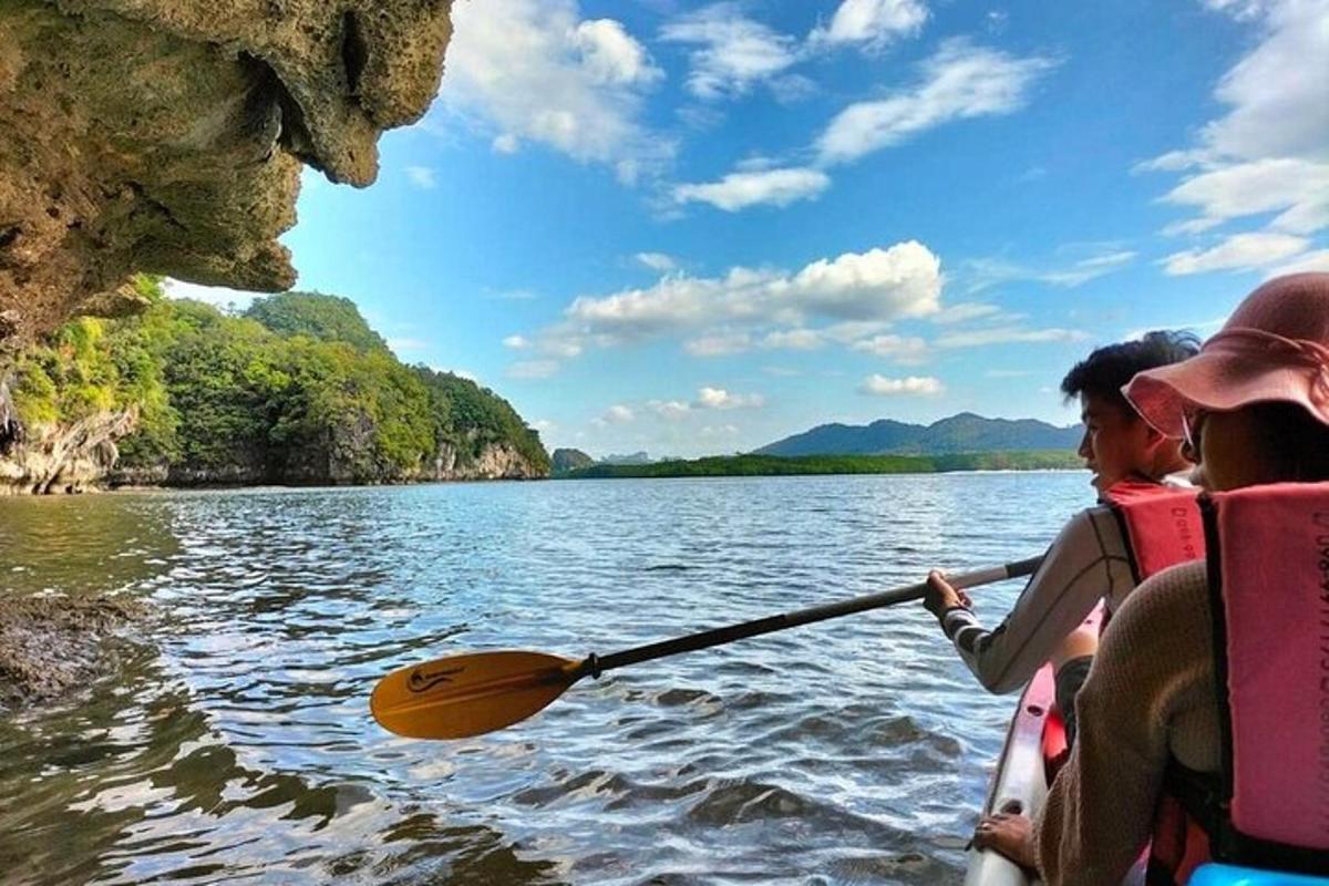 duas pessoas em um barco a remo em um lago