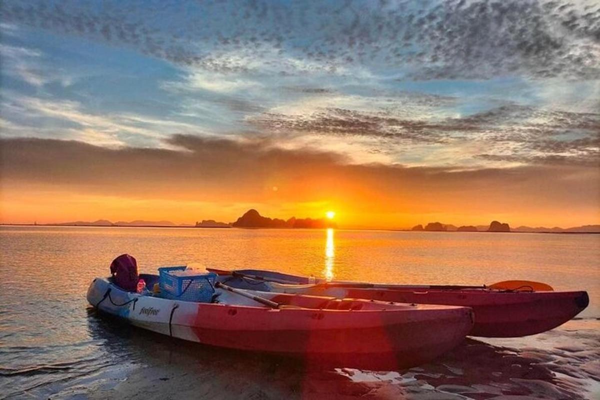 Dos barcos sentados en el agua al atardecer