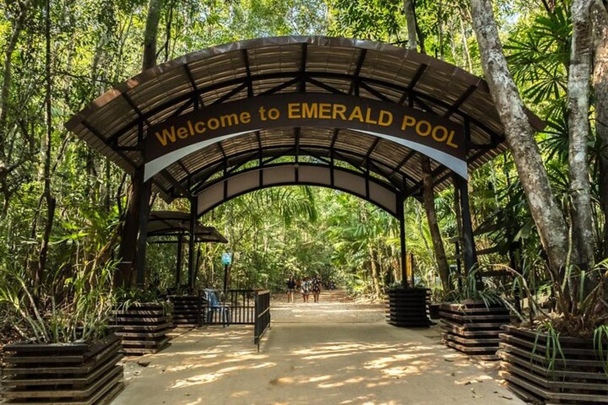 Un cartel de bienvenida a Emerald Pool en un parque.