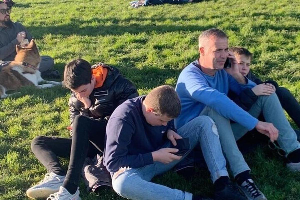 un gruppo di persone sedute sull'erba