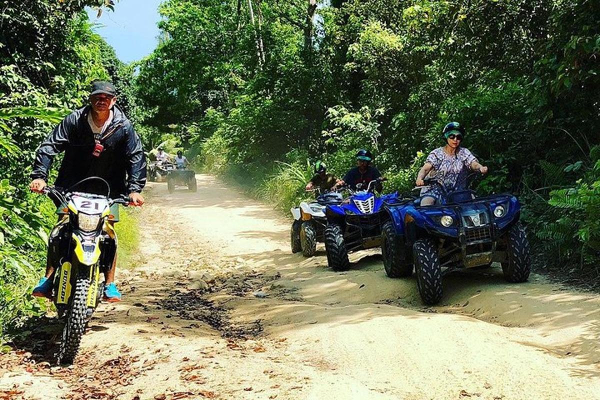 Μια ομάδα ανθρώπων που οδηγούν ATV σε έναν χωματόδρομο