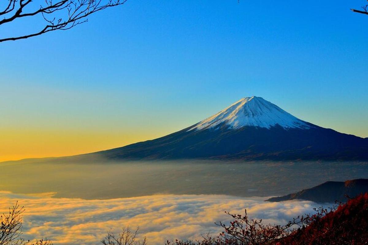 前面有一层云层，山上
