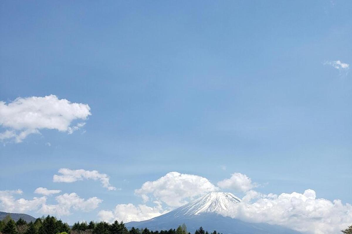 天空中白雪皑皑的山峰，云朵密布