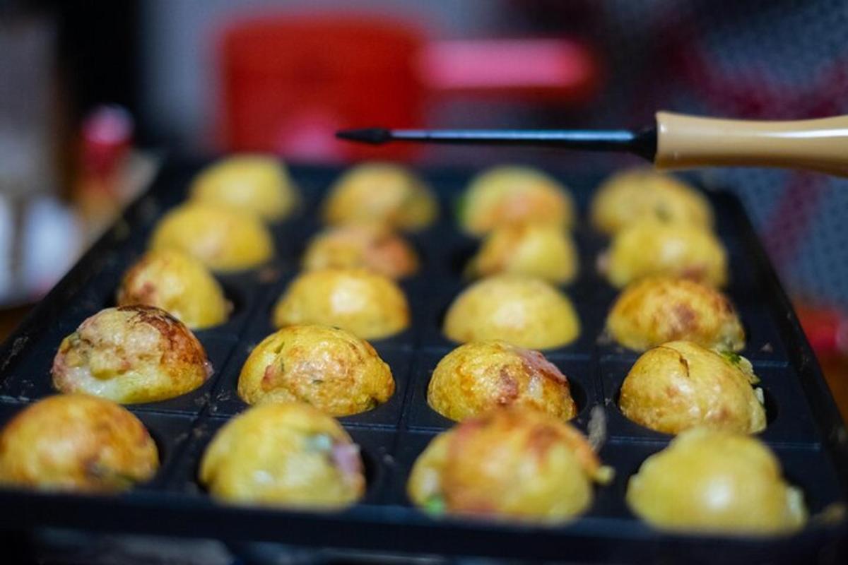 một khay bánh nướng xốp trong chảo có que