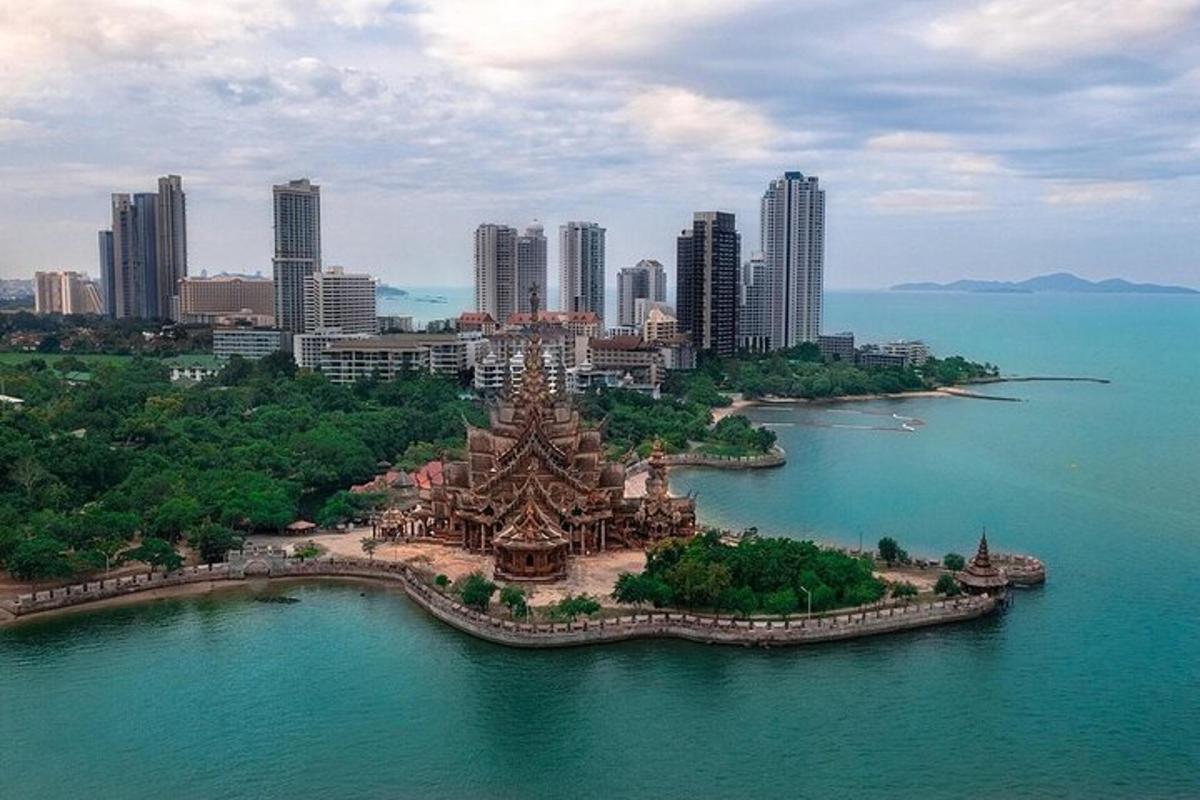 eine Insel im Wasser vor einer Stadt