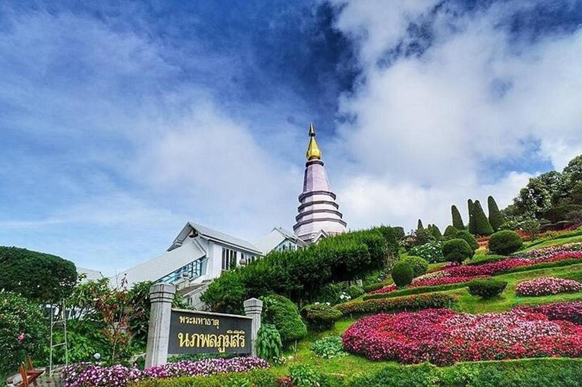 egy pagoda egy domb tetején virágokkal