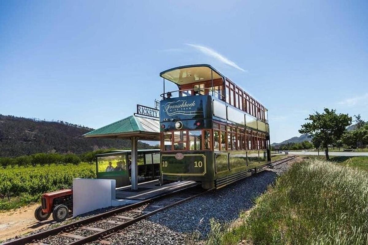 roheline kahekordne buss rööbastel