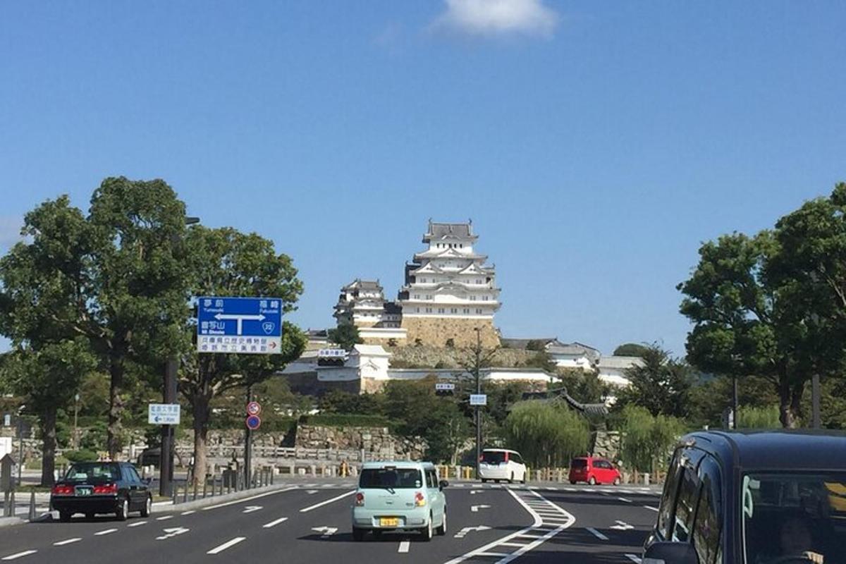建物のある道路を車が走る高速道路
