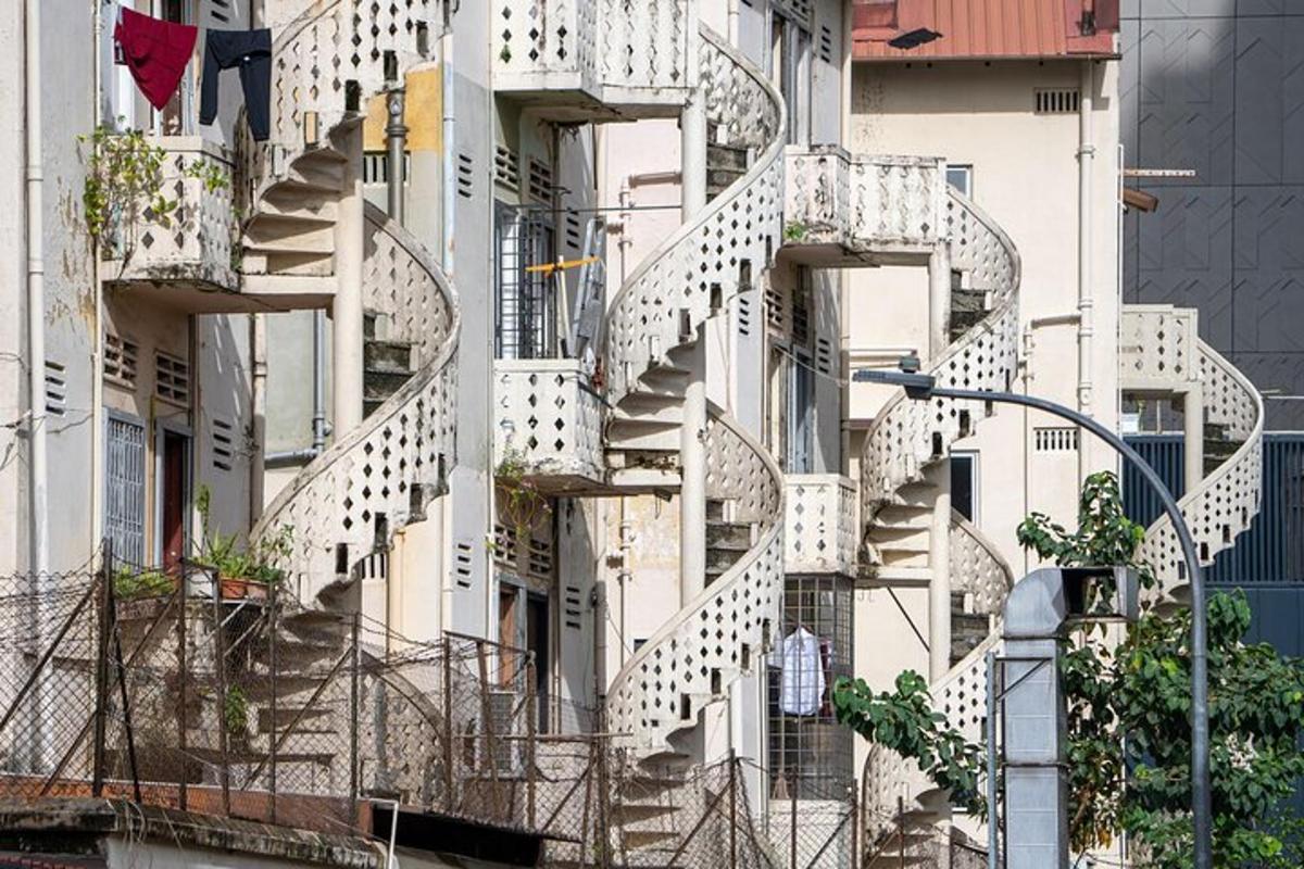 ein Gebäude mit weißen Treppen an der Seite