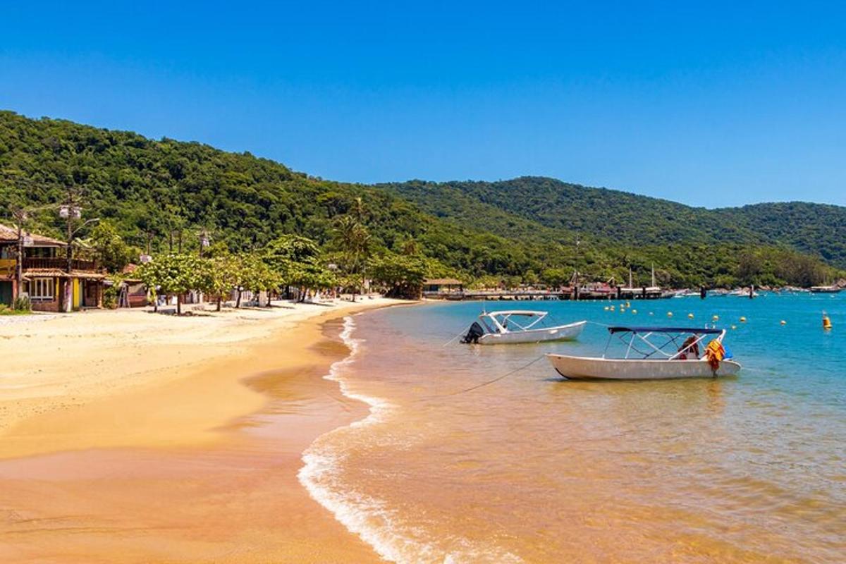 dois barcos na água em uma praia