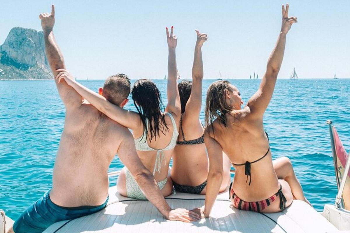 um grupo de pessoas sentadas em um barco na água