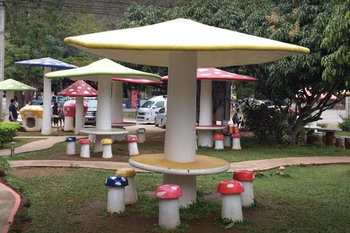 park se stolem a velkým slunečníkem